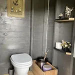 Kleppa Gard & Glamping *