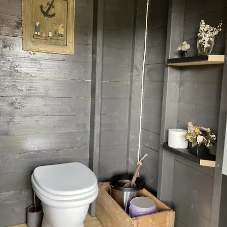 Kleppa Gard & Glamping *