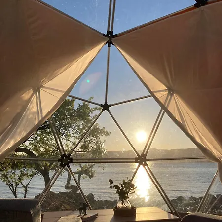 Kleppa Gard & Glamping *